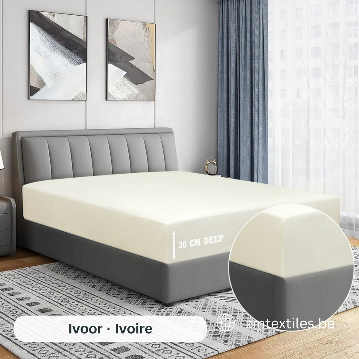 Cremefarbenes Bettgestell mit weißer Matratze in einem Schlafzimmer, mit den T144 Baumwoll-Spannbettlaken von ZM Textiles Belgium.