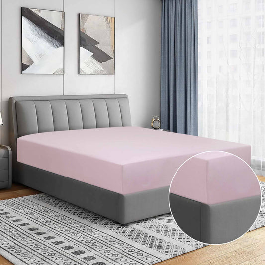 Rosa Baumwoll-Spannbettlaken T144 auf einem Doppelbett – ZM Textiles Belgien