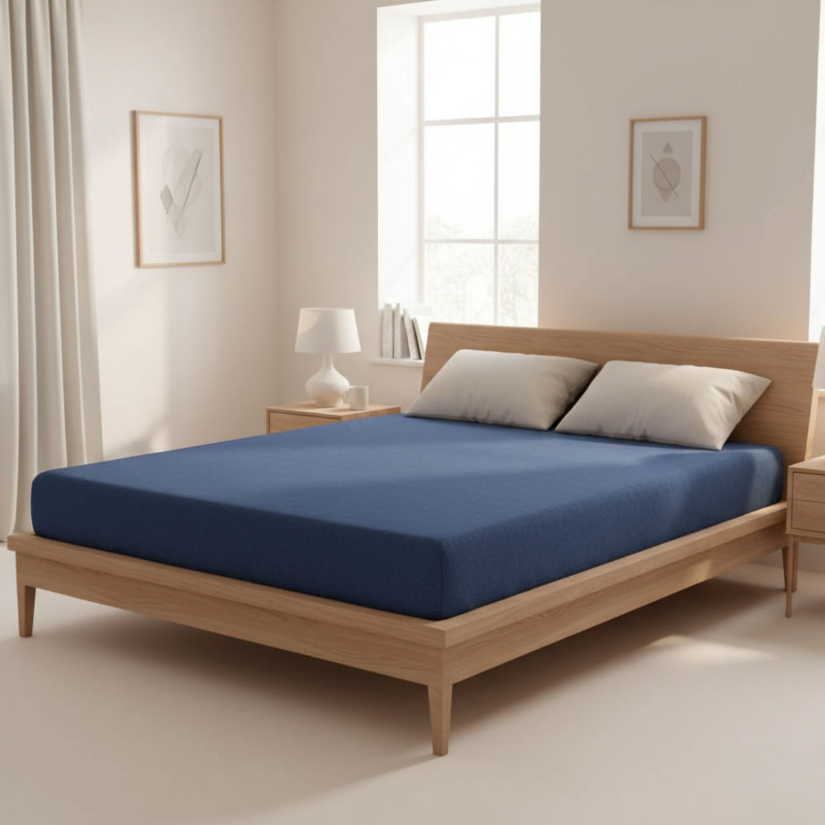 Marineblaues Flanell-Baumwoll-Spannbettlaken auf einem Holzbett – ZM Textiles Belgien