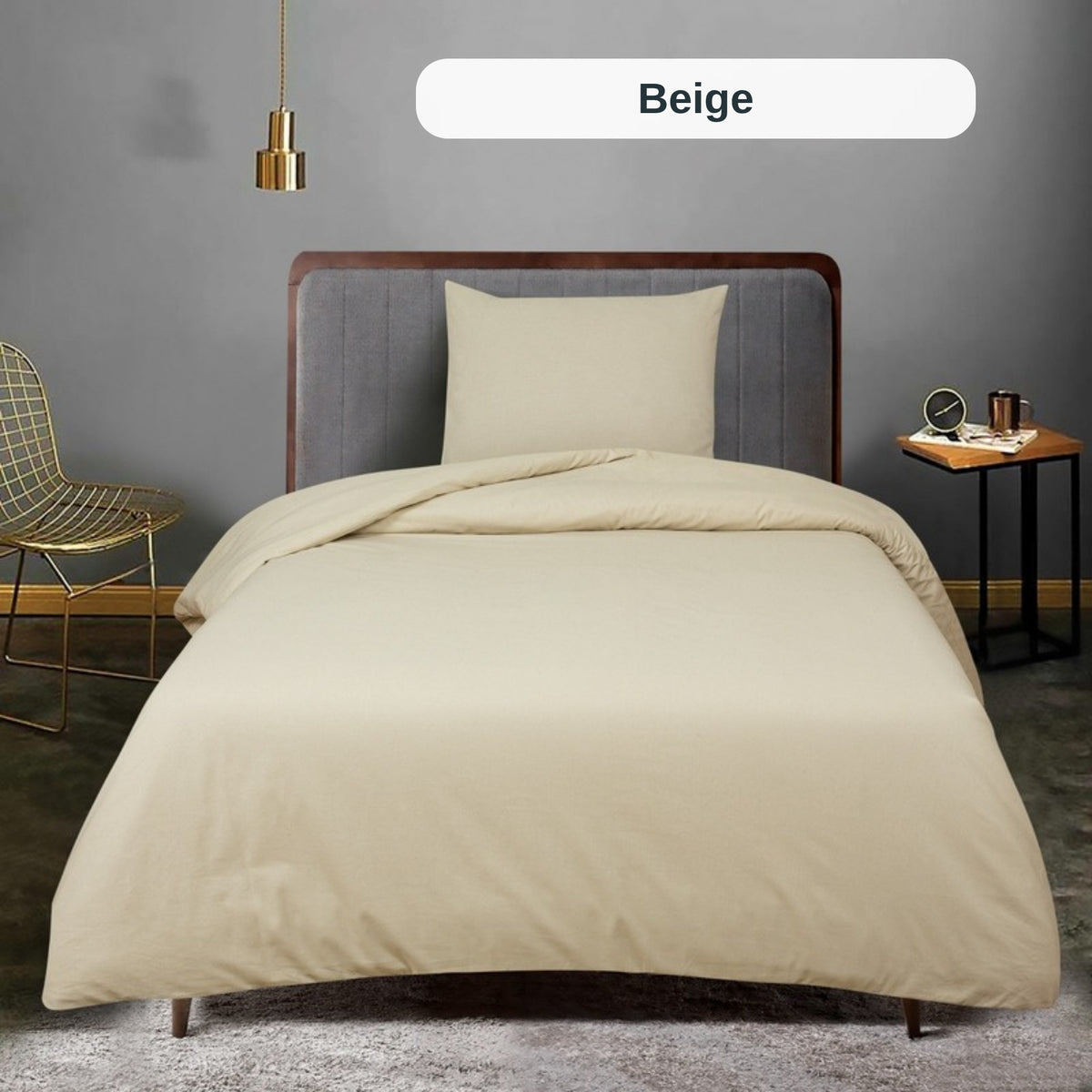 Beige Bettdecke auf einem Bett in einem modernen Schlafzimmer mit grauer Wand und hölzernem Beistelltisch, mit dem uni Bettbezug-Set von ZM Textiles Belgium.