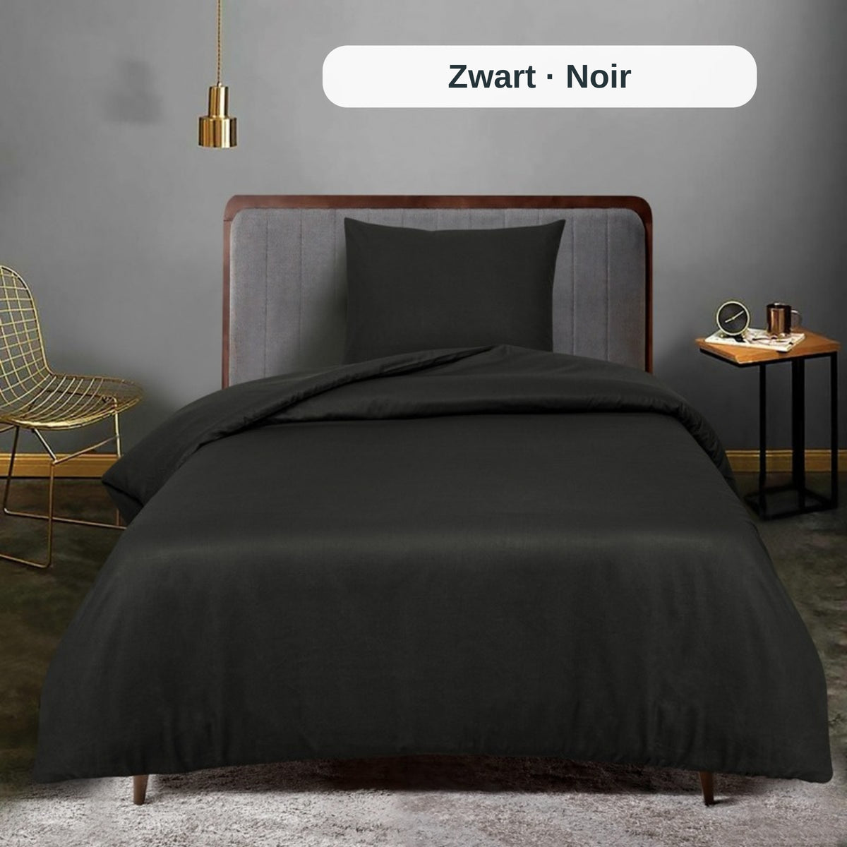 Bett mit schwarzer Bettwäsche in einem modernen Schlafzimmer, mit dem uni Bettbezug-Set von ZM Textiles Belgium.
