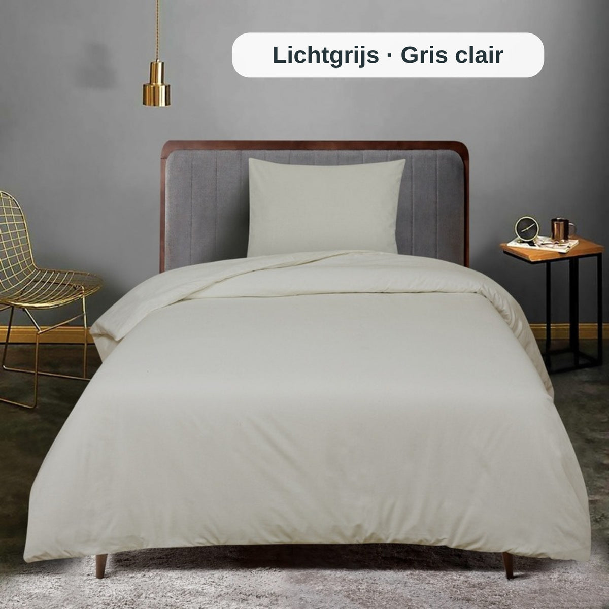 Ordentlich gemachtes Bett mit weißer Bettwäsche in einem modernen Schlafzimmer, mit dem uni Bettbezug-Set von ZM Textiles Belgium.