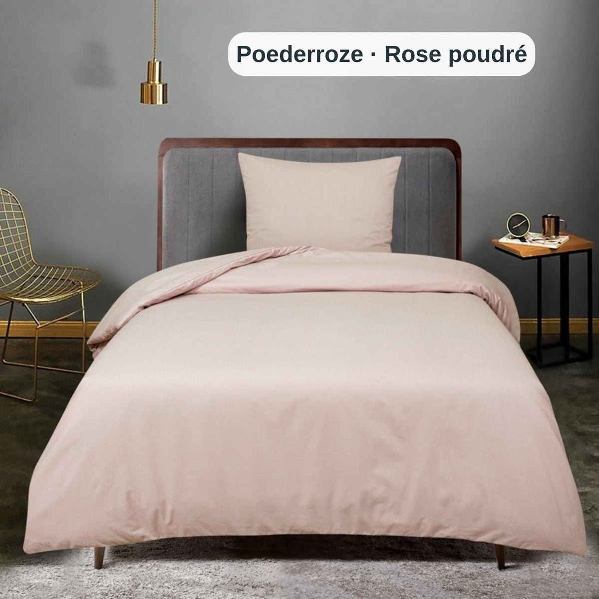 Bett mit rosa Bettwäsche und grauen Wänden in einem modernen Schlafzimmer, mit dem uni Bettbezug-Set von ZM Textiles Belgium.
