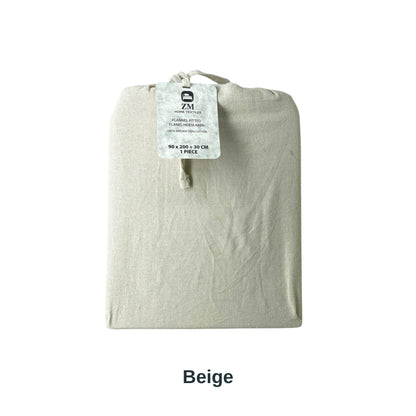 Bett mit Matratzenbezug und Nahaufnahme der Verpackung mit Maßangaben und sichtbarem Markenlogo, mit den Flanell-Spannbettlaken von ZM Textiles Belgium.