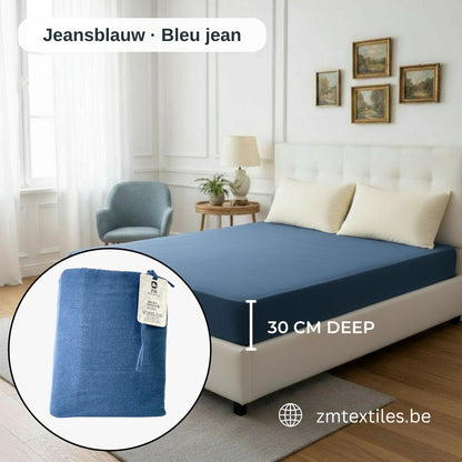 Bett mit einem Spannbettlaken mit der Aufschrift „30 cm tief“ in einem Schlafzimmer, mit den Flanell-Spannbettlaken von ZM Textiles Belgium.