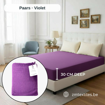Lila Matratzenbezug auf einem Bett mit Nahaufnahme des Produkts und Markenlogos, mit den Flanell-Spannbettlaken von ZM Textiles Belgium.