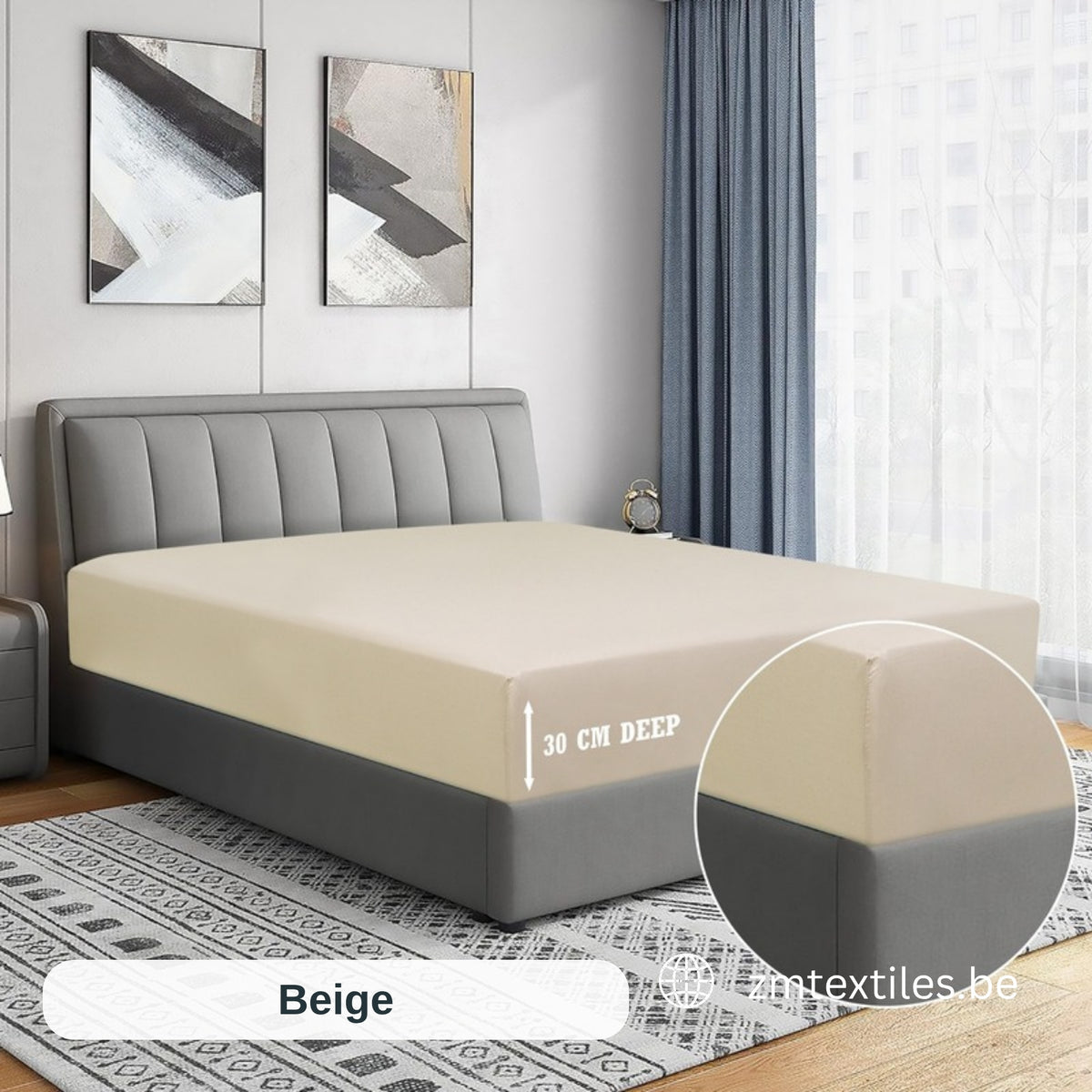 Beiger Matratzenbezug auf einem Bett mit grauem Kopfteil in einem Schlafzimmer, mit den T144 Baumwoll-Spannbettlaken von ZM Textiles Belgium.