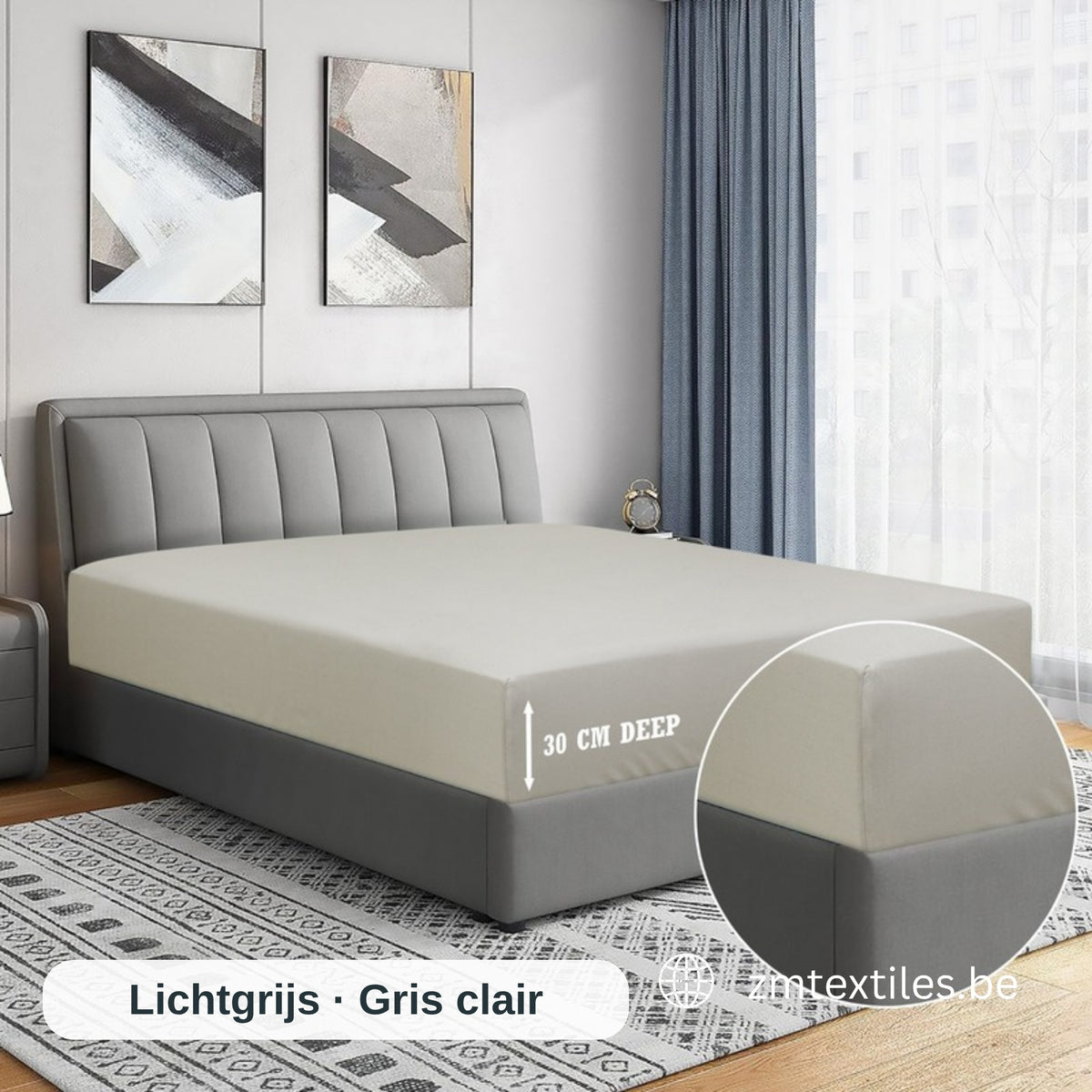 Graue Matratze mit Spannbettlaken auf einem Bett in einem Schlafzimmer, mit den T144 Baumwoll-Spannbettlaken von ZM Textiles Belgium.
