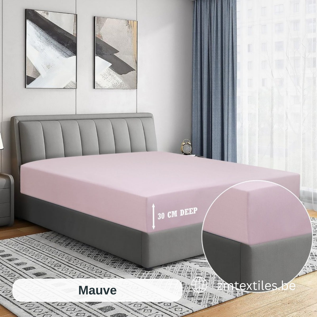 Lila Matratzenbezug auf einem Bett in einem Schlafzimmer mit dem Schriftzug „intextiles.be“, mit den T144 Baumwoll-Spannbettlaken von ZM Textiles Belgium.