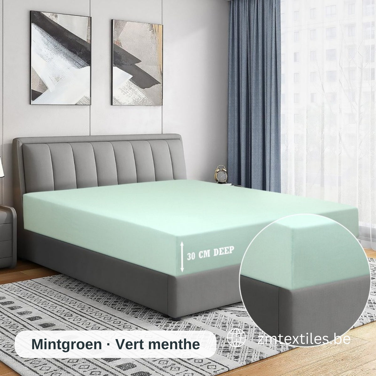 Matratze mit grünem Spannbettlaken in einem Schlafzimmer mit Nahaufnahme der Matratzenhöhe, mit den T144 Baumwoll-Spannbettlaken von ZM Textiles Belgium.