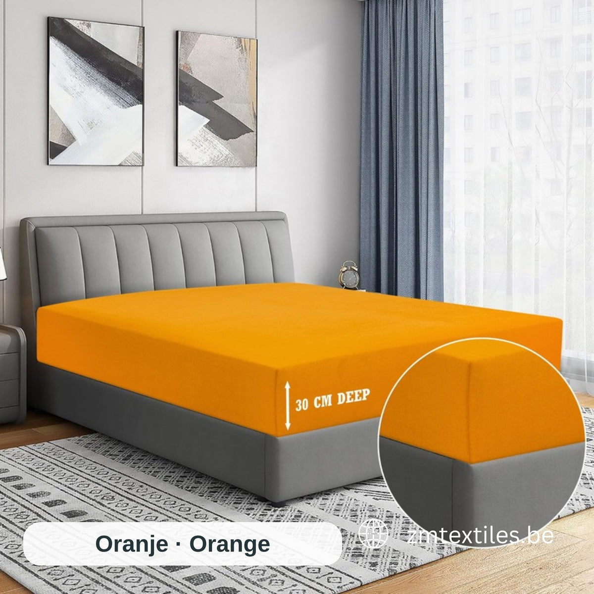 Orangefarbenes Spannbettlaken auf einem Bett mit grauem Kopfteil in einem Schlafzimmer, mit den T144 Baumwoll-Spannbettlaken von ZM Textiles Belgium.