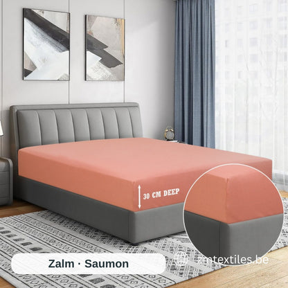 Bett mit einem Spannbettlaken und Angabe der Steghöhe in einem Schlafzimmer, mit den T144 Baumwoll-Spannbettlaken von ZM Textiles Belgium.