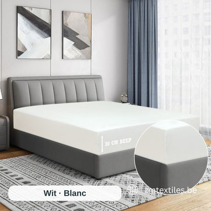 Graues Bettgestell mit weißer Matratze in einem Schlafzimmer, mit dem T144 Baumwoll-Spannbettlaken von ZM Textiles Belgium.